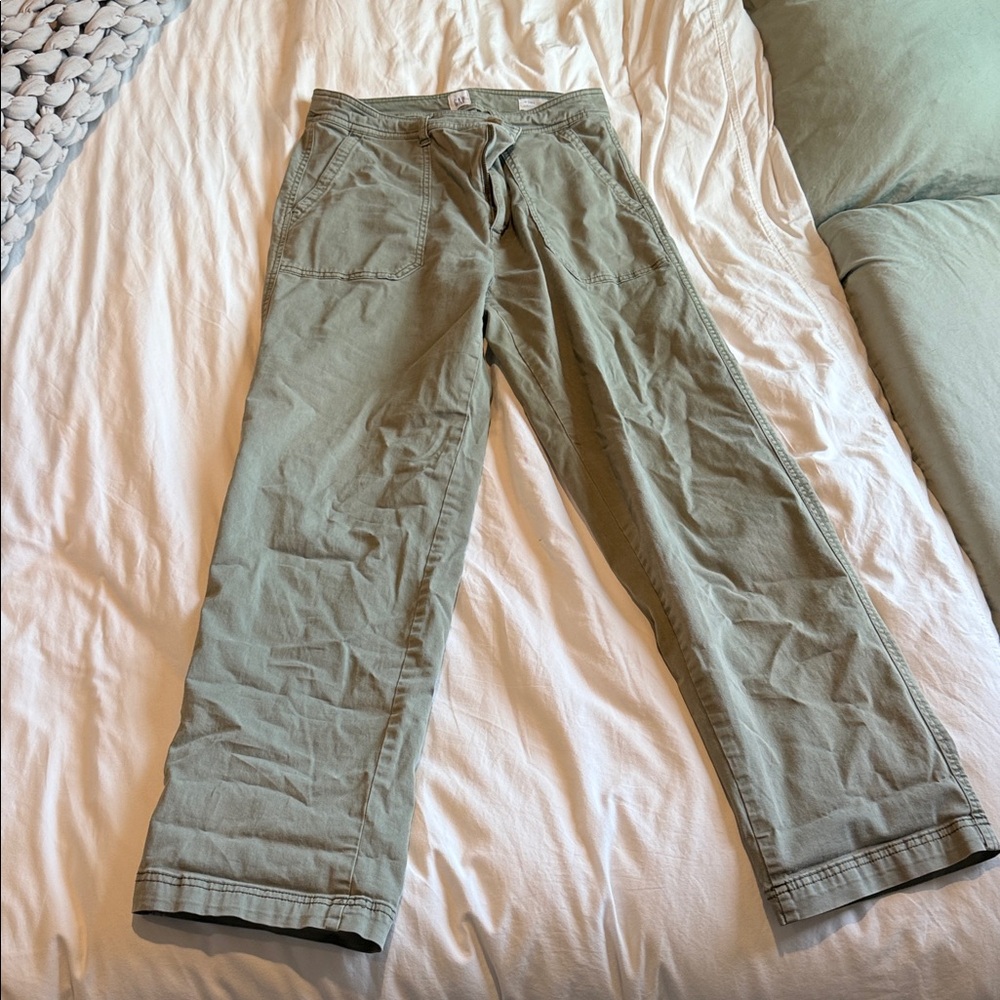 GAP Women's Cropped Pants in Olive